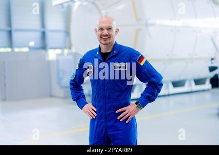 Colonia, Germania. 03rd maggio, 2023. Alexander Gerst, astronauta, si trova presso il Centro europeo degli astronauti dell'ESA (EAC) durante la presentazione dei potenziali astronauti. Iniziano il loro servizio presso il Centro europeo degli astronauti e subiscono una formazione impegnativa in conformità alle specifiche dei partner della Stazione spaziale Internazionale (ISS). Credit: Rolf Vennenbernd/dpa/Alamy Live News Foto Stock