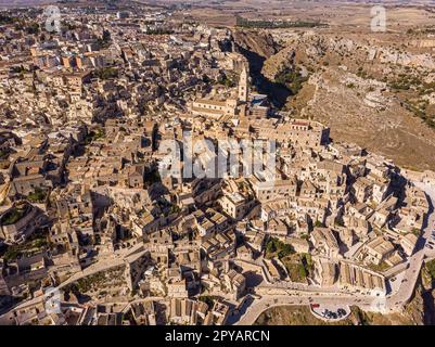 Vista dall'alto, splendida vista aerea dello skyline di Matera durante una splendida alba. Matera è una città situata su uno sperone roccioso nella regione di Basilic Foto Stock