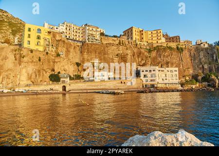 Vista sulla Costiera Amalfitana e sul paese di Meta. Stazione balneare. Foto Stock