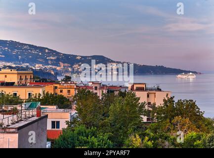 Vista sulla Costiera Amalfitana e sul paese di Meta. Stazione balneare. Foto Stock