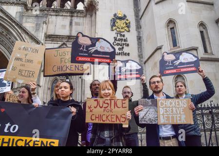 Londra, Regno Unito. 03rd maggio, 2023. Durante la manifestazione i manifestanti hanno il cartello "Giustizia per i polli". I manifestanti si sono riuniti al di fuori delle Corti reali di giustizia come beneficenza animale la Humane League UK intraprende un'azione legale contro il governo contro i "Frankenchickens”, polli che sono allevati a tassi anormali fino a dimensioni anormali, il che secondo gli attivisti provoca grandi sofferenze e viola il benessere degli animali d'allevamento. (Foto di Vuk Valcic/SOPA Images/Sipa USA) Credit: Sipa USA/Alamy Live News Foto Stock