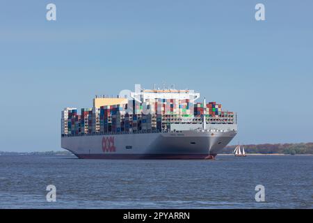 Stade, Germania – 1 maggio 2023: Nave container OOCL Spagna sul fiume Elbe in direzione Amburgo. A partire da oggi la nave è l'ultima nave aggiunta alla Hongk Foto Stock