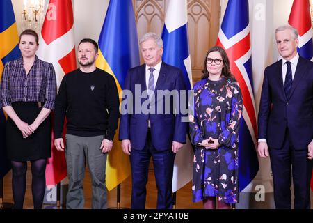 Helsinki, Finlandia 20230503.nella foto (da sinistra) il primo ministro danese mette Frederiksen, il presidente ucraino Volodymyr Zelenskyj, il primo ministro finlandese Sauli Niinistö, Il primo ministro islandese Katrín Jakobsdóttir e il primo ministro norvegese Jonas Gahr Stoere, quando mercoledì i cinque primi ministri nordici e il presidente dell'Ucraina si sono riuniti in un vertice nordico a Helsinki. Gli argomenti della riunione sono le questioni attuali relative alla sicurezza, alla cooperazione nordica e al sostegno dei paesi all'Ucraina. Foto: Javad Parsa / NTB Foto Stock