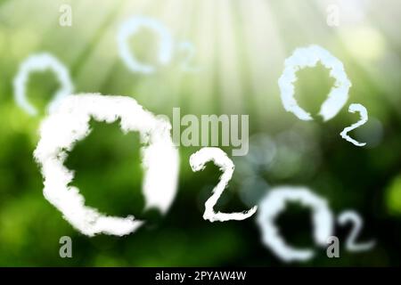 O2 molecole realizzate con nuvole e vista offuscata di sfondo verde. Concetto di rilascio di ossigeno Foto Stock