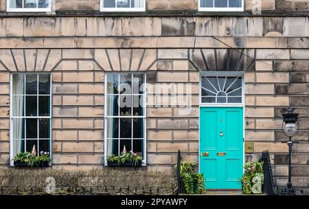 Edimburgo, Scozia, Regno Unito, 3rd maggio 2023. La porta della città nuova di Miranda Dickson: La controversa porta rosa è stata dipinta "verde pavone" dopo che il consiglio comunale di Edimburgo minacciava di multa al proprietario £20.000, in quanto ti è stato ritenuto incoerente con un sito patrimonio dell'umanità dell'UNESCO. Credit: Sally Anderson/Alamy Live News Foto Stock