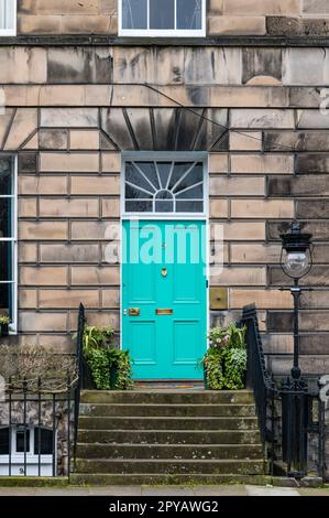 Edimburgo, Scozia, Regno Unito, 3rd maggio 2023. La porta della città nuova di Miranda Dickson: La controversa porta rosa è stata dipinta "verde pavone" dopo che il consiglio comunale di Edimburgo minacciava di multa al proprietario £20.000, in quanto ti è stato ritenuto incoerente con un sito patrimonio dell'umanità dell'UNESCO. Credit: Sally Anderson/Alamy Live News Foto Stock