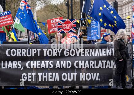 I manifestanti anti anti della Brexit continuano la loro campagna contro la Brexit e il governo conservatore a Westminster il 26th aprile 2023 a Londra, Regno Unito. Questo gruppo di manifestanti si riunisce ogni mercoledì al di fuori del parlamento per le PQs settimanali. Foto Stock