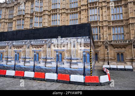 Costruzione che circonda il Parlamento raffigura e si fonde con l'architettura gotica dell'edificio stesso, che è sotto una lunga ristrutturazione il 24th aprile 2023 a Londra, Regno Unito. Foto Stock