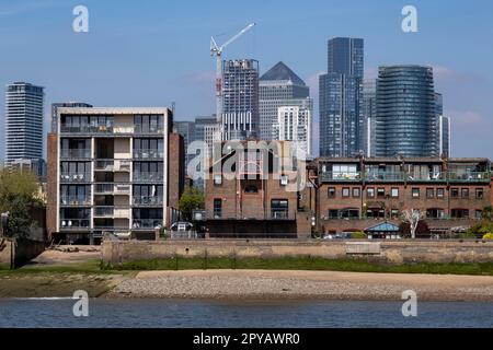 Riverside appartamenti edifici con quartiere finanziario Canary Wharf oltre il 29th aprile 2023 a Londra, Regno Unito. Canary Wharf è un'area situata vicino all'Isola di Dogs nel London Borough of Tower Hamlets ed è definita dalla Greater London Authority come parte del quartiere centrale degli affari di Londra. Insieme alla City of London, costituisce uno dei principali centri finanziari del Regno Unito e del mondo, che ospita molti edifici alti, tra cui il terzo più alto del Regno Unito, One Canada Square. Foto Stock