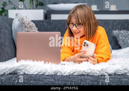 il bambino si rallegra del successo davanti allo schermo del notebook Foto Stock