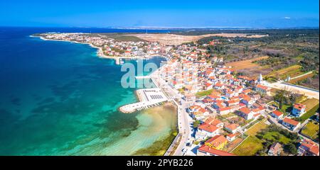 Vista panoramica aerea della costa del villaggio di Petrcane Foto Stock