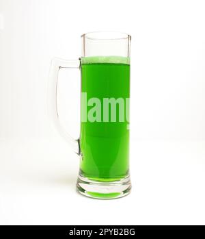 Happy St Patricks Day, birra verde su uno sfondo luminoso Foto Stock