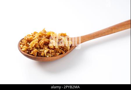 Cipolle fritte e cucchiaio di legno su sfondo bianco. Foto Stock