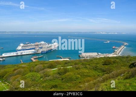 Portland, Dorset, Regno Unito. 3rd maggio 2023. Vista generale guardando verso il porto di Portland a Castletown sull'isola di Portland in Dorset dove la chiatta di alloggio Bibby Stoccolma deve essere ormeggiata per almeno 18 mesi per ospitare i richiedenti asilo. Il porto è una destinazione trafficata per le navi da crociera con il Celebrity Apex e Mein Schiff 3 ormeggiato oggi. Picture Credit: Graham Hunt/Alamy Live News Foto Stock