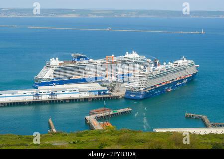 Portland, Dorset, Regno Unito. 3rd maggio 2023. Vista generale guardando verso il porto di Portland a Castletown sull'isola di Portland in Dorset dove la chiatta di alloggio Bibby Stoccolma deve essere ormeggiata per almeno 18 mesi per ospitare i richiedenti asilo. Il porto è una destinazione trafficata per le navi da crociera con il Celebrity Apex e Mein Schiff 3 ormeggiato oggi. Picture Credit: Graham Hunt/Alamy Live News Foto Stock