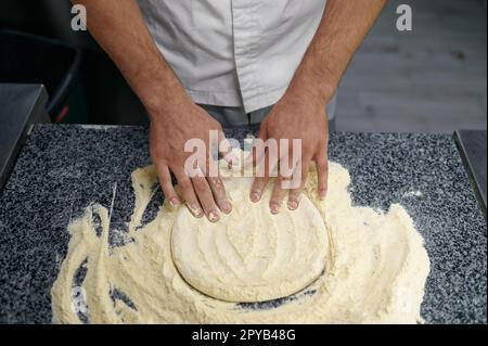 A metà della sezione dell'uomo chef preparare il cibo in cucina professionale Foto Stock