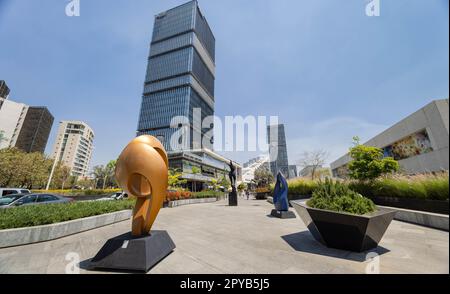 Messico, Apr 27 2023 - Vista Sunny del moderno edificio nel Centro commerciale di Antares Foto Stock