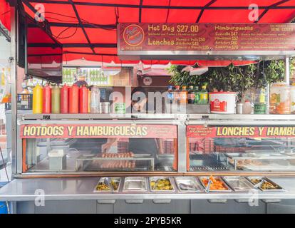 Messico, Apr 22 2023 - fornitore di strada Hot dog che vende alimenti Foto Stock