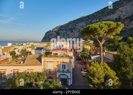 Vista sulla Costiera Amalfitana e sul paese di Meta. Stazione balneare. Foto Stock