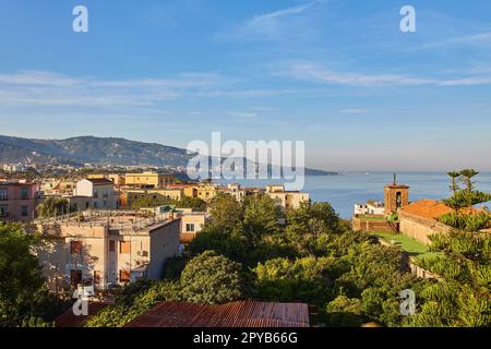 Vista sulla Costiera Amalfitana e sul paese di Meta. Stazione balneare. Foto Stock