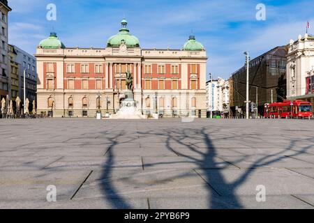 Piazza della Repubblica con la costruzione del Museo Nazionale e la statua del Principe Mihailo al mattino, Belgrado, Serbia Foto Stock