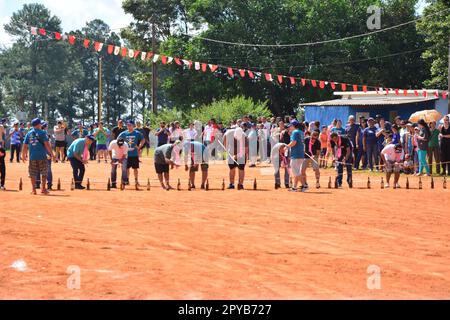 Partito o fraternizzazione della cultura giapponese chiamato Undokay con vari tipi di sport per l'intera comunità. Pesca Foto Stock