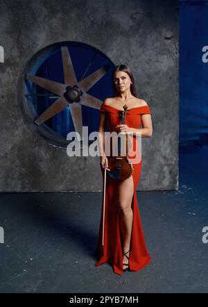 Ritratto di musicista femminile che tiene il violino in mano Foto Stock