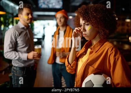 Triste giovane ragazza tifosa di calcio guardare partita Foto Stock