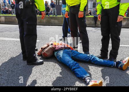 Londra, Regno Unito. 03rd maggio, 2023. I manifestanti di Just Stop Oil fermano il traffico a Westminster mentre camminano lentamente per Parliament Square, Londra, Inghilterra, Regno Unito Credit: Denise Laura Baker/Alamy Live News Foto Stock