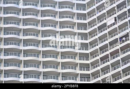 Balconi multipli fanno un modello su un blocco torre o un alto edificio a Jomtien, Pattaya, Tailandia. condomini, condomini, appartamenti Foto Stock