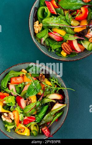 Insalata con rabarbaro, erbe e noci. Foto Stock
