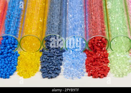 diverse resine plastiche colorate in provette in laboratorio Foto Stock