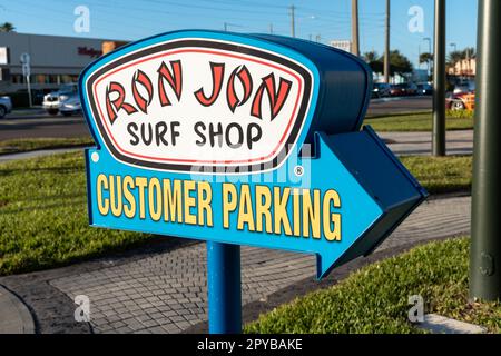 Cocoa Beach, Florida - 29 dicembre 2022: Cartello per il parcheggio dei clienti per il famoso negozio di surf Ron Jon, il più grande negozio di articoli da surf del mondo Foto Stock