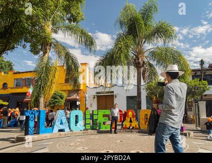 Messico, Apr 27 2023 - Sunny vista di alcuni edifici interessanti, negozi nel centro di Tlaquepaque Foto Stock