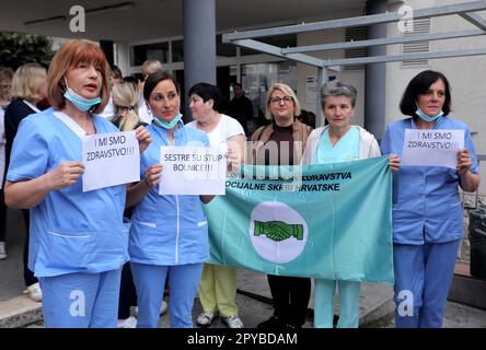 Spalato, Croazia. 03rd maggio, 2023. Operatori medici durante una protesta organizzata dall'Associazione Croata degli infermieri e dei tecnici medici e dall'Unione indipendente dei dipendenti in assistenza sanitaria e assistenza sociale di fronte all'Ospedale Universitario di Spalato, chiedendo un miglioramento dello stato di lavoro e salari più elevati, a Spalato, in Croazia, il 3 maggio 2023. Foto: Ivo Cagalj/PIXSELL Credit: Pixsell/Alamy Live News Foto Stock