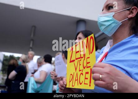 Spalato, Croazia. 03rd maggio, 2023. Operatori medici durante una protesta organizzata dall'Associazione Croata degli infermieri e dei tecnici medici e dall'Unione indipendente dei dipendenti in assistenza sanitaria e assistenza sociale di fronte all'Ospedale Universitario di Spalato, chiedendo un miglioramento dello stato di lavoro e salari più elevati, a Spalato, in Croazia, il 3 maggio 2023. Foto: Ivo Cagalj/PIXSELL Credit: Pixsell/Alamy Live News Foto Stock