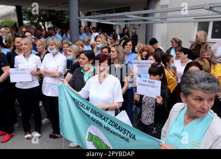 Spalato, Croazia. 03rd maggio, 2023. Operatori medici durante una protesta organizzata dall'Associazione Croata degli infermieri e dei tecnici medici e dall'Unione indipendente dei dipendenti in assistenza sanitaria e assistenza sociale di fronte all'Ospedale Universitario di Spalato, chiedendo un miglioramento dello stato di lavoro e salari più elevati, a Spalato, in Croazia, il 3 maggio 2023. Foto: Ivo Cagalj/PIXSELL Credit: Pixsell/Alamy Live News Foto Stock