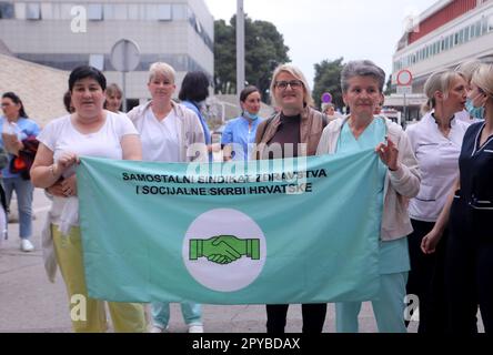 Spalato, Croazia. 03rd maggio, 2023. Operatori medici durante una protesta organizzata dall'Associazione Croata degli infermieri e dei tecnici medici e dall'Unione indipendente dei dipendenti in assistenza sanitaria e assistenza sociale di fronte all'Ospedale Universitario di Spalato, chiedendo un miglioramento dello stato di lavoro e salari più elevati, a Spalato, in Croazia, il 3 maggio 2023. Foto: Ivo Cagalj/PIXSELL Credit: Pixsell/Alamy Live News Foto Stock