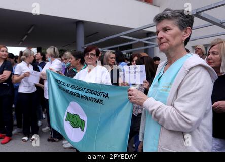 Spalato, Croazia. 03rd maggio, 2023. Operatori medici durante una protesta organizzata dall'Associazione Croata degli infermieri e dei tecnici medici e dall'Unione indipendente dei dipendenti in assistenza sanitaria e assistenza sociale di fronte all'Ospedale Universitario di Spalato, chiedendo un miglioramento dello stato di lavoro e salari più elevati, a Spalato, in Croazia, il 3 maggio 2023. Foto: Ivo Cagalj/PIXSELL Credit: Pixsell/Alamy Live News Foto Stock