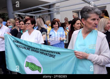 Spalato, Croazia. 03rd maggio, 2023. Operatori medici durante una protesta organizzata dall'Associazione Croata degli infermieri e dei tecnici medici e dall'Unione indipendente dei dipendenti in assistenza sanitaria e assistenza sociale di fronte all'Ospedale Universitario di Spalato, chiedendo un miglioramento dello stato di lavoro e salari più elevati, a Spalato, in Croazia, il 3 maggio 2023. Foto: Ivo Cagalj/PIXSELL Credit: Pixsell/Alamy Live News Foto Stock