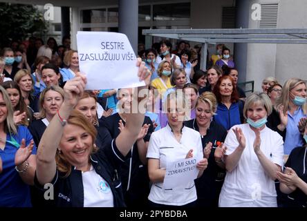 Spalato, Croazia. 03rd maggio, 2023. Operatori medici durante una protesta organizzata dall'Associazione Croata degli infermieri e dei tecnici medici e dall'Unione indipendente dei dipendenti in assistenza sanitaria e assistenza sociale di fronte all'Ospedale Universitario di Spalato, chiedendo un miglioramento dello stato di lavoro e salari più elevati, a Spalato, in Croazia, il 3 maggio 2023. Foto: Ivo Cagalj/PIXSELL Credit: Pixsell/Alamy Live News Foto Stock