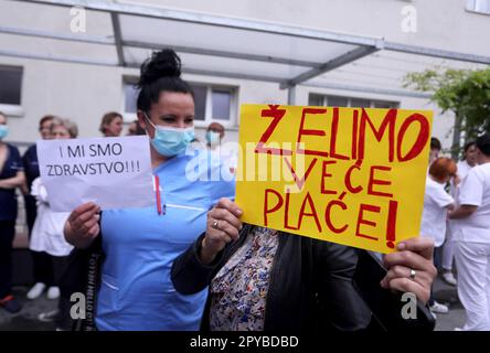 Spalato, Croazia. 03rd maggio, 2023. Operatori medici durante una protesta organizzata dall'Associazione Croata degli infermieri e dei tecnici medici e dall'Unione indipendente dei dipendenti in assistenza sanitaria e assistenza sociale di fronte all'Ospedale Universitario di Spalato, chiedendo un miglioramento dello stato di lavoro e salari più elevati, a Spalato, in Croazia, il 3 maggio 2023. Foto: Ivo Cagalj/PIXSELL Credit: Pixsell/Alamy Live News Foto Stock