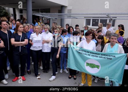 Spalato, Croazia. 03rd maggio, 2023. Operatori medici durante una protesta organizzata dall'Associazione Croata degli infermieri e dei tecnici medici e dall'Unione indipendente dei dipendenti in assistenza sanitaria e assistenza sociale di fronte all'Ospedale Universitario di Spalato, chiedendo un miglioramento dello stato di lavoro e salari più elevati, a Spalato, in Croazia, il 3 maggio 2023. Foto: Ivo Cagalj/PIXSELL Credit: Pixsell/Alamy Live News Foto Stock