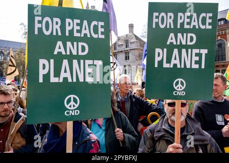 I manifestanti del gruppo ambientalista Extinction Rebellion si riuniscono per la marcia per porre fine ai combustibili fossili, parte della protesta “The Big One” non distruttiva che si è tenuto a Westminster il 24th aprile 2023 a Londra, Regno Unito. Extinction Rebellion è un gruppo di cambiamento climatico iniziato nel 2018 e ha ottenuto un enorme seguito di persone impegnate in proteste pacifiche. Queste proteste stanno evidenziando che il governo non sta facendo abbastanza per evitare cambiamenti climatici catastrofici e per chiedere al governo di intraprendere azioni radicali per salvare il pianeta. Foto Stock