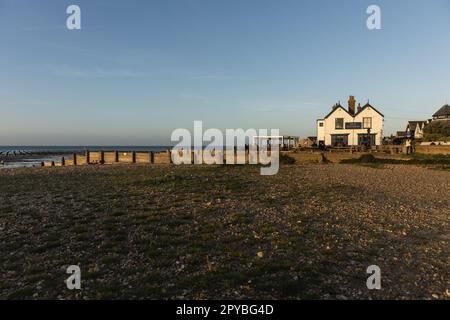 Old Neptune pub il 6th ottobre 2022 a Whitstable Beach a Whitstable, Kent, Inghilterra. Credit: Notizie SMP Foto Stock