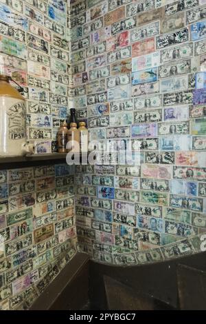 Il Nutshell il 12th ottobre 2022 a Bury St Edmunds, Suffolk, Inghilterra. Il Nutshell sostiene di essere il più piccolo pub in Inghilterra. Credit: Notizie SMP Foto Stock