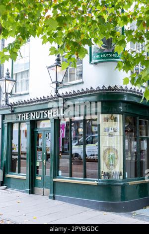 Il Nutshell il 12th ottobre 2022 a Bury St Edmunds, Suffolk, Inghilterra. Il Nutshell sostiene di essere il più piccolo pub in Inghilterra. Credit: Notizie SMP Foto Stock