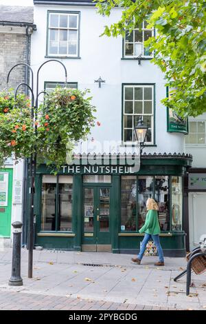 Il Nutshell il 12th ottobre 2022 a Bury St Edmunds, Suffolk, Inghilterra. Il Nutshell sostiene di essere il più piccolo pub in Inghilterra. Credit: Notizie SMP Foto Stock