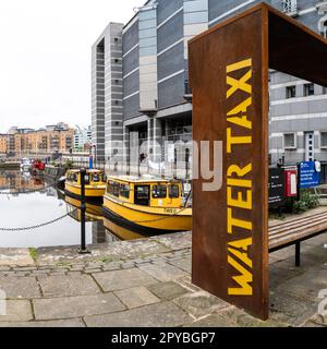 LEEDS DOCK, LEEDS, REGNO UNITO - 2 MAGGIO 2023. Il cartello Water Taxi e le barche al punto di disimbarco per i traghetti al Leeds Dock nel West Yorkshire. Foto Stock