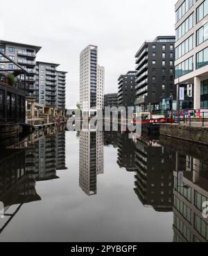 LEEDS DOCK, LEEDS, REGNO UNITO - 2 MAGGIO 2023. Vista panoramica sul Leeds Dock, ex Clarence Dock, con architettura moderna ed esclusivo appartamento lungo il fiume Foto Stock